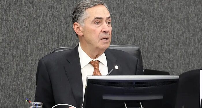 Ministro Luís Roberto Barroso recebe alta após internação em Brasília