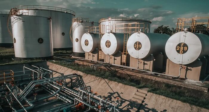 Refinaria de Manguinhos enfrenta nova ofensiva judicial e regulatória após liberação polêmica.