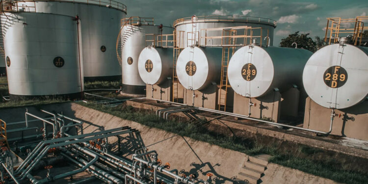 Blindagem ambiental: Ata secreta do INEA revela pressão política para licenciar Refinaria Refit, alvo da Operação Carbono Oculto