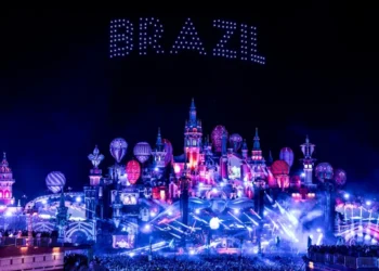 Após o aumento dos casos de intoxicação por metanol em bebidas adulteradas, o Tomorrowland Brasil reforçou protocolos de segurança. Confira as novas regras para entrada, consumo e fornecimento no festival em Itu (SP).