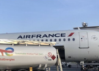SAF é visto como chave para aviação neutra em carbono, mas enfrenta críticas, altos custos e baixa produção