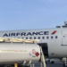 SAF é visto como chave para aviação neutra em carbono, mas enfrenta críticas, altos custos e baixa produção