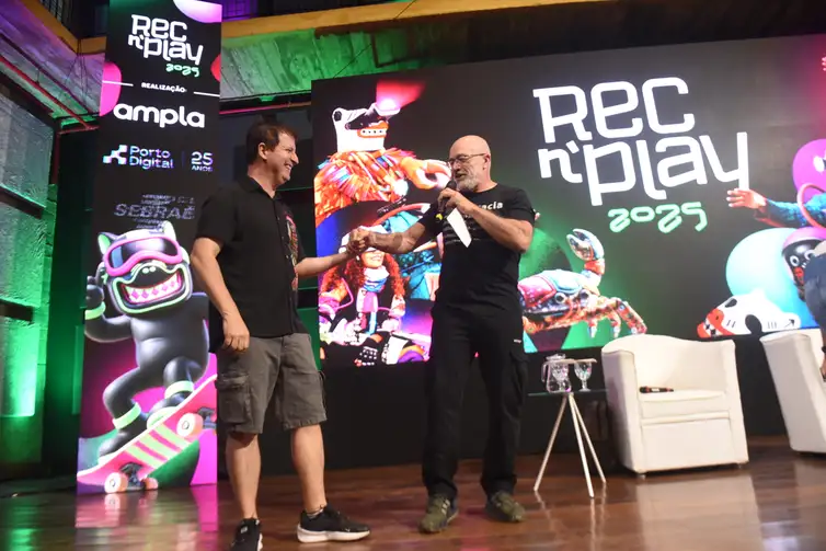 Pierre Lucena, presidente do Porto Digital e Silvio Meira, professor emérito da UFPE, em em palestra na Rec'N'Play 2025. - Beto Oliveira/Divulgação