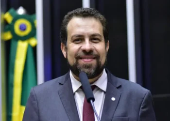 Guilherme Boulos é o novo ministro da Secretaria-Geral da Presidência. Ele promete fortalecer o diálogo com a sociedade civil e movimentos sociais em todo o Brasil.