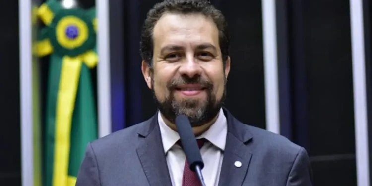 Guilherme Boulos é o novo ministro da Secretaria-Geral da Presidência. Ele promete fortalecer o diálogo com a sociedade civil e movimentos sociais em todo o Brasil.