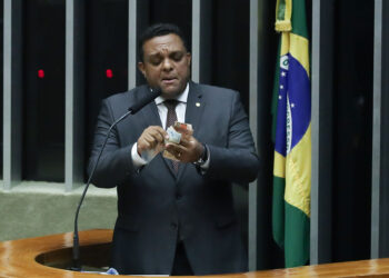 Otoni de Paula denuncia na Câmara a morte de filhos de fiéis durante operação policial no Rio. Deputado critica racismo estrutural e o tratamento dado a jovens negros das comunidades cariocas.