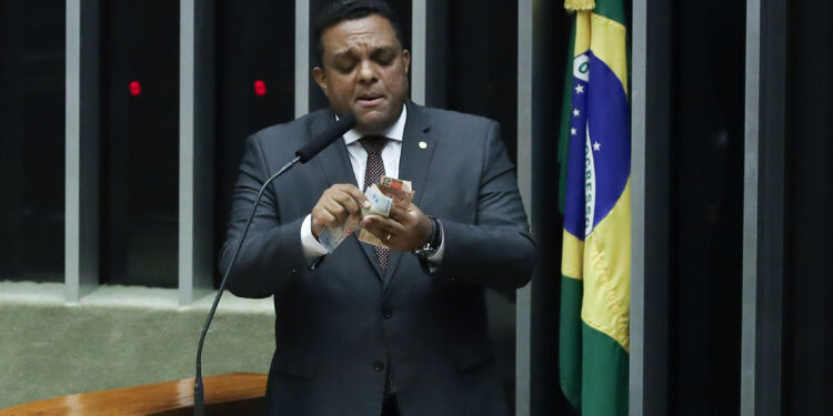 Otoni de Paula denuncia na Câmara a morte de filhos de fiéis durante operação policial no Rio. Deputado critica racismo estrutural e o tratamento dado a jovens negros das comunidades cariocas.