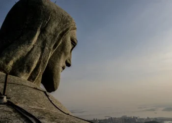 Santuário do Cristo Redentor celebra 94 anos com missa celebrada pelo padre Omar, participação de Renato Aragão e campanha de arrecadação de brinquedos e livros para crianças vulneráveis.