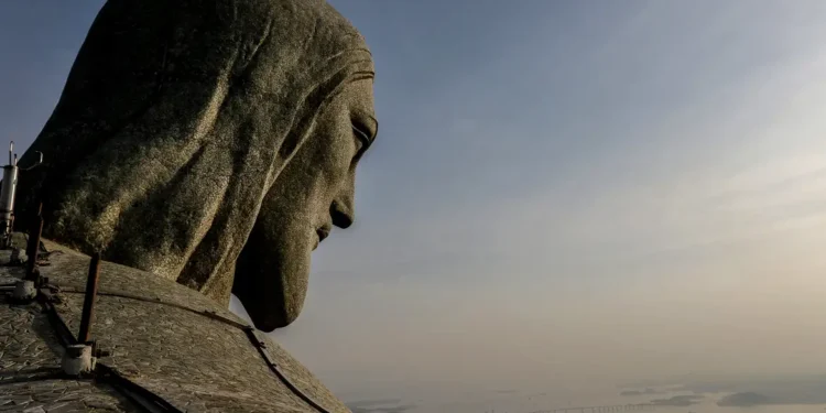 Santuário do Cristo Redentor celebra 94 anos com missa celebrada pelo padre Omar, participação de Renato Aragão e campanha de arrecadação de brinquedos e livros para crianças vulneráveis.