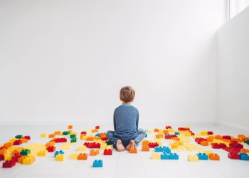 Pesquisadores identificam distinções biológicas entre diagnósticos de autismo precoce e tardio em mais de 45 mil pessoas