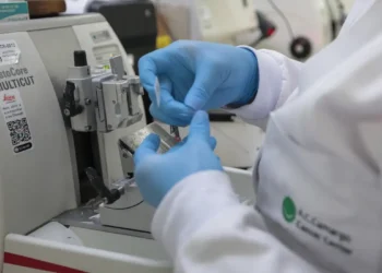  Estimativa de cura do câncer de próstata pode chegar a 98% em casos detectados no início. Especialistas alertam sobre prevenção, diagnóstico precoce e cuidados masculinos.