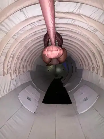Interior de baleia jubarte inflável exposta no Jardim Botânico do Rio de Janeiro Alexandre Machado/Divulgação