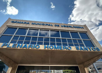 Gaeco investiga 22 dos 27 vereadores de Uberlândia por suspeita de corrupção e desvio de verbas. Operações apontam esquema milionário com notas fiscais falsas.