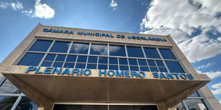 Gaeco investiga 22 dos 27 vereadores de Uberlândia por suspeita de corrupção e desvio de verbas. Operações apontam esquema milionário com notas fiscais falsas.