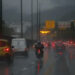Frente fria chega ao estado do Rio com chuva forte, ventos de até 70 km/h e risco de raios até domingo. Inmet alerta para queda de temperatura e alagamentos.
