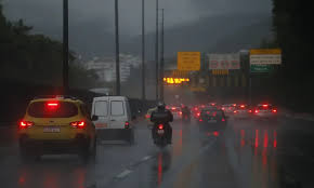 Frente fria chega ao estado do Rio com chuva forte, ventos de até 70 km/h e risco de raios até domingo. Inmet alerta para queda de temperatura e alagamentos.