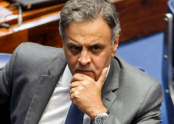 Aécio Neves assume comando do PSDB e define metas para 2026, incluindo eleger 30 deputados federais; partido reforça oposição aos extremos e mantém foco estratégico nas eleições.