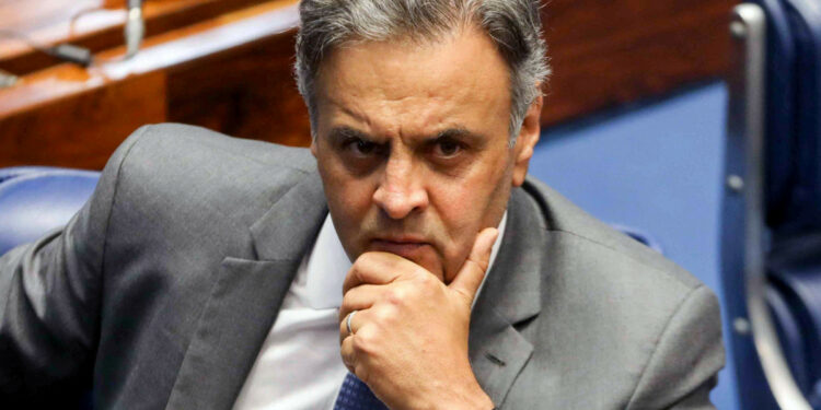 Aécio Neves assume comando do PSDB e define metas para 2026, incluindo eleger 30 deputados federais; partido reforça oposição aos extremos e mantém foco estratégico nas eleições.