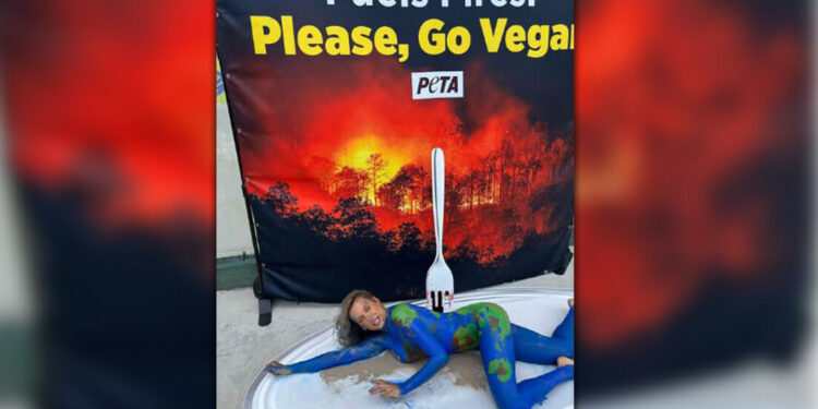 Luisa Mell protestou na COP30 em Belém com performance simbólica, denunciando a presença limitada de pratos vegetarianos e veganos e os impactos da alimentação de origem animal no meio ambiente.