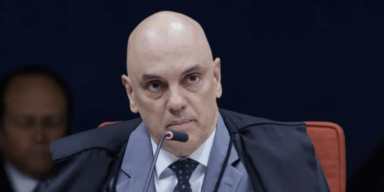 A Primeira Turma do STF começou a julgar o Núcleo 3 da trama golpista do governo Bolsonaro, envolvendo nove militares e um policial federal acusados de monitoramento de autoridades e tentativa de golpe.
