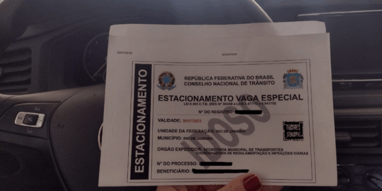 A Prefeitura do Rio lançou um cartão de estacionamento atualizado para idosos com 60 anos ou mais, válido em todo o país. A credencial não terá data de vencimento e facilita o acesso a vagas exclusivas.