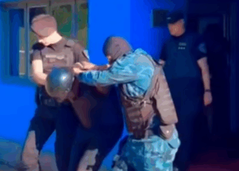Três brasileiros são presos em Alba Posse, Misiones, por entrada ilegal na Argentina. Polícia investiga vínculo com tráfico de drogas e coopera com autoridades brasileiras.