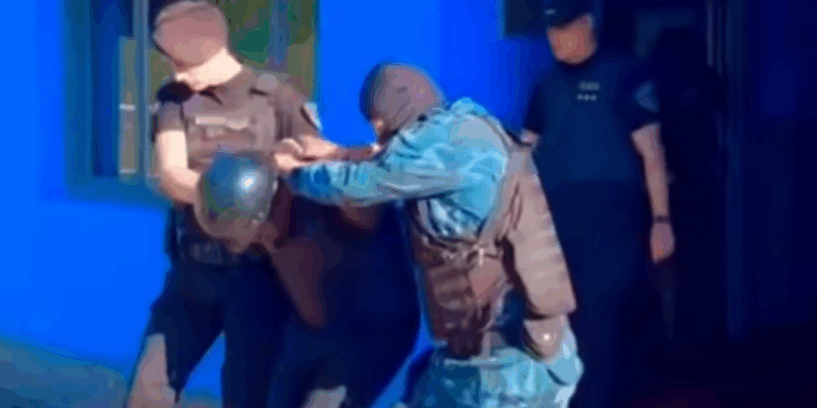 Três brasileiros são presos em Alba Posse, Misiones, por entrada ilegal na Argentina. Polícia investiga vínculo com tráfico de drogas e coopera com autoridades brasileiras.