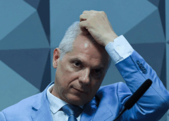 Alessandro Stefanutto, ex-presidente do INSS, é preso em operação da PF que investiga descontos não autorizados em benefícios previdenciários. A ação cumpriu mandados em 15 estados e no Distrito Federal.