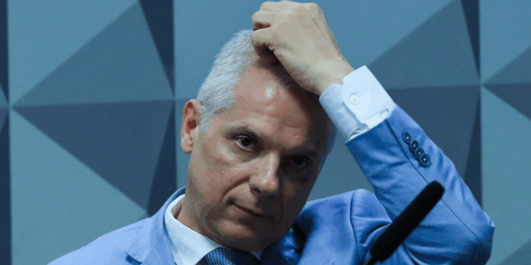 Alessandro Stefanutto, ex-presidente do INSS, é preso em operação da PF que investiga descontos não autorizados em benefícios previdenciários. A ação cumpriu mandados em 15 estados e no Distrito Federal.