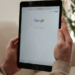 O Idec solicita ao Cade investigação sobre abuso de posição dominante do Google em notícias e buscas, destacando impactos na economia jornalística, liberdade do usuário e qualidade da informação.