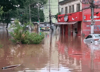 São Paulo tem domingo de chuva intensa e risco de alagamentos no feriado de Finados. Frente fria e corredor de umidade mantêm o tempo instável nos próximos dias.
