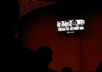 Famílias e autoridades homenageiam policiais mortos na Operação Contenção