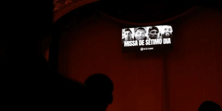 Famílias e autoridades homenageiam policiais mortos na Operação Contenção
