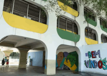 Rede estadual de ensino do Rio abre matrícula para novos alunos em escolas técnicas, interculturais e cívico-militares. Inscrições online vão até 5 de dezembro com critérios de prioridade definidos pelo ECA.