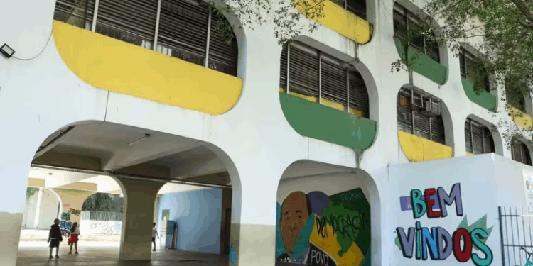 Rede estadual de ensino do Rio abre matrícula para novos alunos em escolas técnicas, interculturais e cívico-militares. Inscrições online vão até 5 de dezembro com critérios de prioridade definidos pelo ECA.