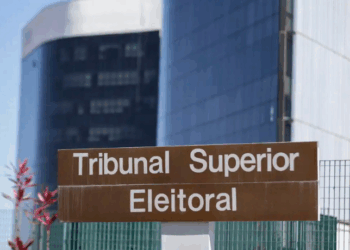 O Tribunal Superior Eleitoral analisa nesta terça-feira (4) um pedido de cassação do governador do Rio de Janeiro, Cláudio Castro, acusado pelo Ministério Público Eleitoral de contratar servidores temporários de forma irregular para favorecer sua campanha.