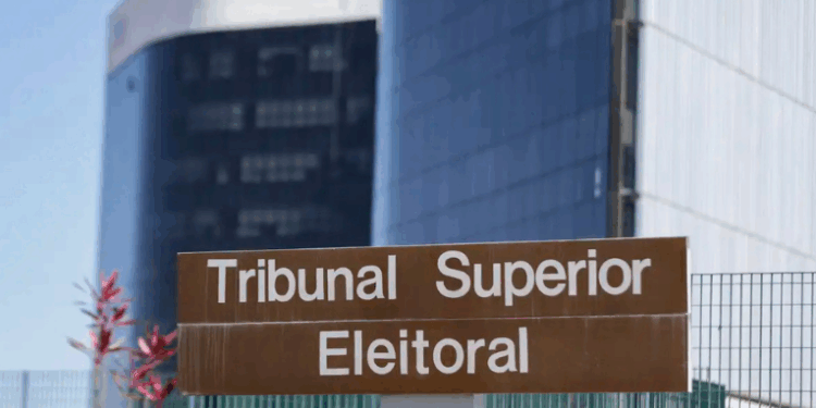 O Tribunal Superior Eleitoral analisa nesta terça-feira (4) um pedido de cassação do governador do Rio de Janeiro, Cláudio Castro, acusado pelo Ministério Público Eleitoral de contratar servidores temporários de forma irregular para favorecer sua campanha.