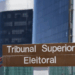 O Tribunal Superior Eleitoral analisa nesta terça-feira (4) um pedido de cassação do governador do Rio de Janeiro, Cláudio Castro, acusado pelo Ministério Público Eleitoral de contratar servidores temporários de forma irregular para favorecer sua campanha.