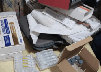 Clínica de estética no Barreto, Niterói, é interditada por exercício ilegal da profissão e riscos sanitários. Medicamentos vencidos e equipamentos proibidos foram encontrados, e responsável foi presa.