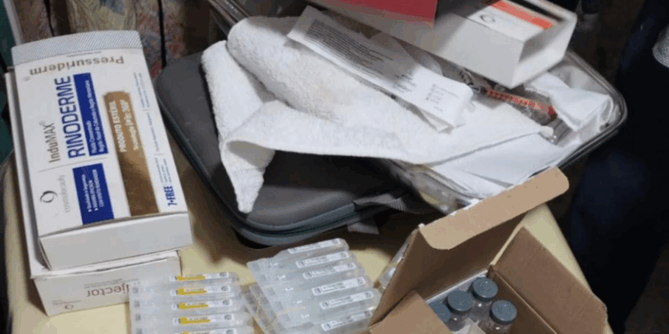 Clínica de estética no Barreto, Niterói, é interditada por exercício ilegal da profissão e riscos sanitários. Medicamentos vencidos e equipamentos proibidos foram encontrados, e responsável foi presa.