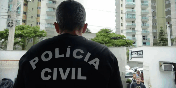 A Polícia do Rio de Janeiro cumpre 29 mandados de busca e apreensão em operação contra desvio de verbas de creches na zona oeste. Entre os alvos está a vereadora Gigi Castilho.