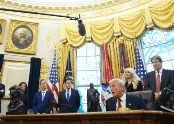 Donald Trump afirmou que “o mundo é os Estados Unidos” e defendeu tarifas comerciais que beneficiariam a economia americana, destacando impactos na China, Europa e setor agrícola.