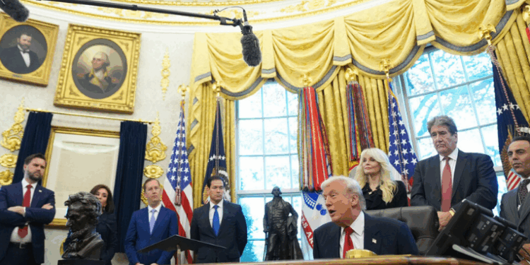 Donald Trump afirmou que “o mundo é os Estados Unidos” e defendeu tarifas comerciais que beneficiariam a economia americana, destacando impactos na China, Europa e setor agrícola.