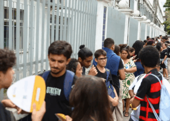 O segundo dia do Enem 2025 destacou histórias de esforço, determinação e superação no Rio de Janeiro. Candidatos de todas as idades enfrentaram desafios para conquistar seu lugar na educação superior.