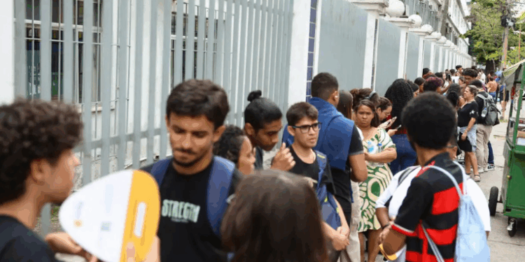 O segundo dia do Enem 2025 destacou histórias de esforço, determinação e superação no Rio de Janeiro. Candidatos de todas as idades enfrentaram desafios para conquistar seu lugar na educação superior.