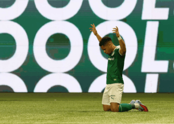 Com show de Vitor Roque, Palmeiras supera o Santos e segue firme na ponta