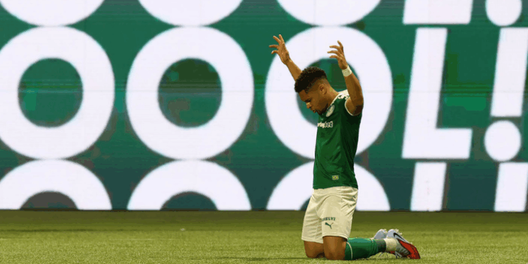 Com show de Vitor Roque, Palmeiras supera o Santos e segue firme na ponta
