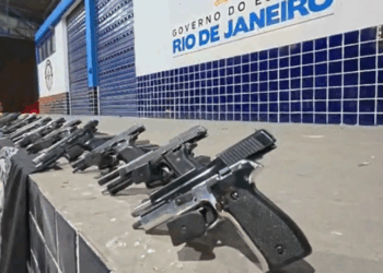 Armas apreendidas: policiais encontraram 30 pistolas semiautomáticas escondidas em almofadas dentro de caixas no bagageiro de um ônibus.
