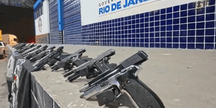Armas apreendidas: policiais encontraram 30 pistolas semiautomáticas escondidas em almofadas dentro de caixas no bagageiro de um ônibus.