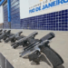 Armas apreendidas: policiais encontraram 30 pistolas semiautomáticas escondidas em almofadas dentro de caixas no bagageiro de um ônibus.
